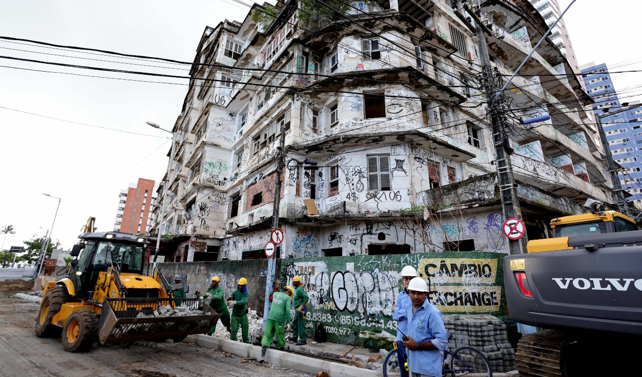 operários no entorno do edifício são pedro